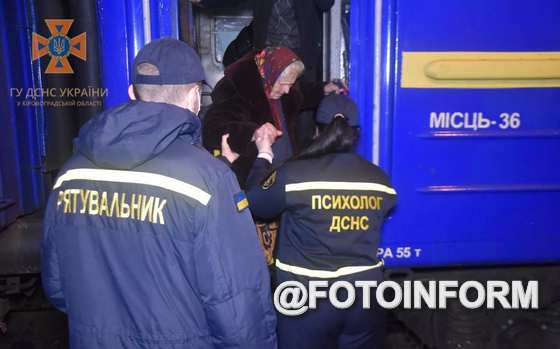 На Кіровоградщині зустріли чергову групу евакуйованих, що прибули потягом з Донеччини (ФОТО)